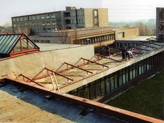 Rekonstrukce plochých střech areálu školy ve 2. polovině 90. let.jpg